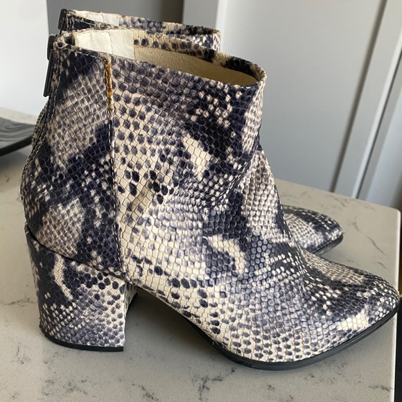 Steve Madden snake skin boots - Picture 1 of 6
